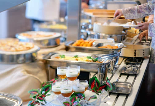 ランチ・ディナーともにビュッフェスタイル