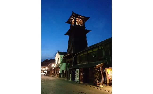 夜はライトアップされる