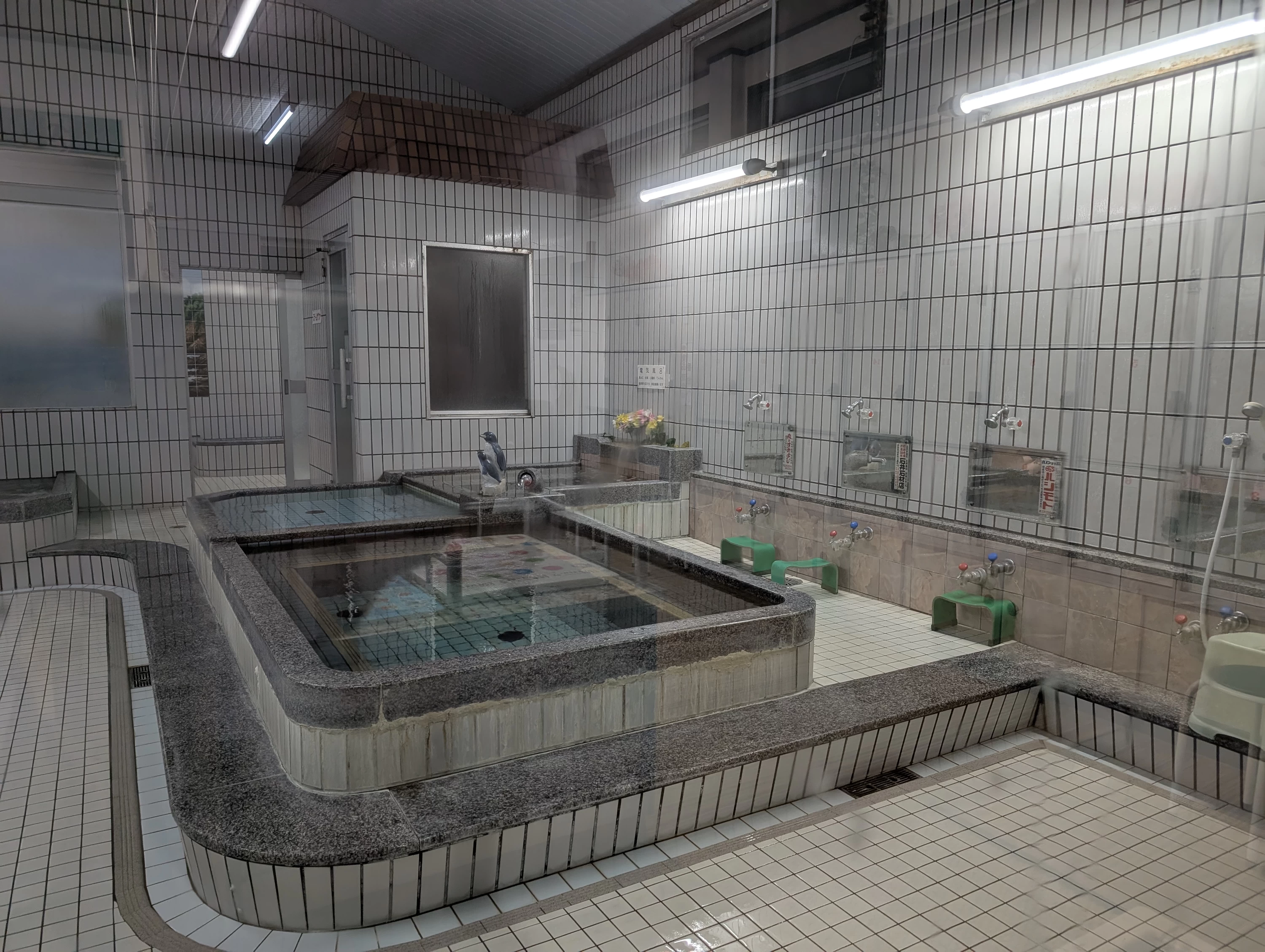 温泉（現地にて撮影）