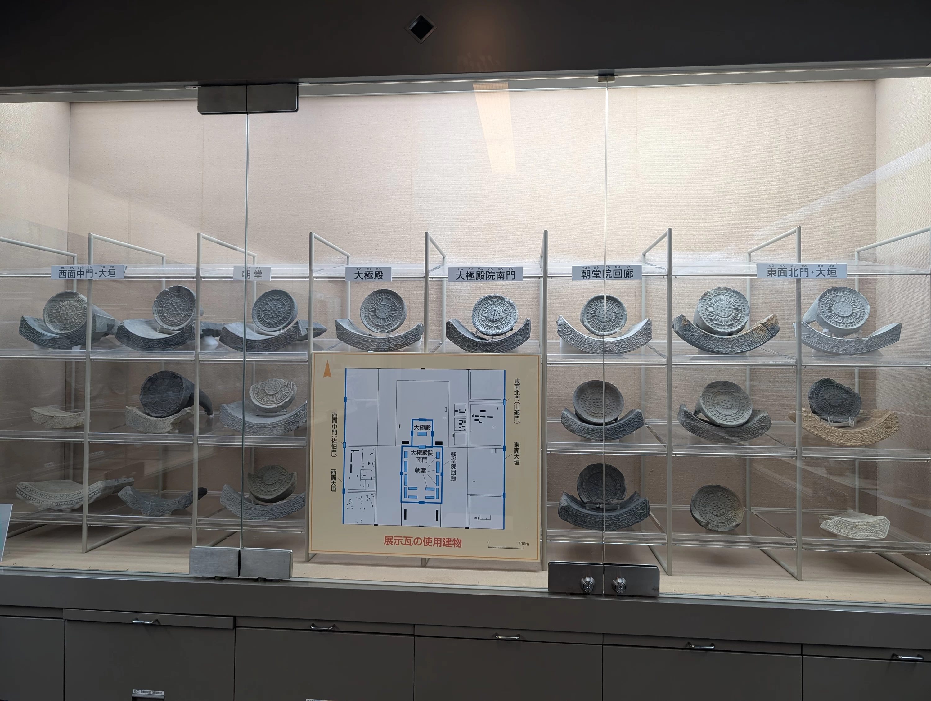 瓦飾り（現地にて撮影）