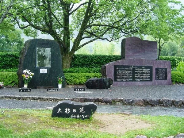 大スギの近くにある美空ひばり遺影碑・歌碑