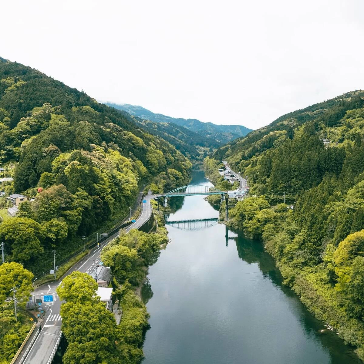 四季の自然美を望む川沿いドライブ