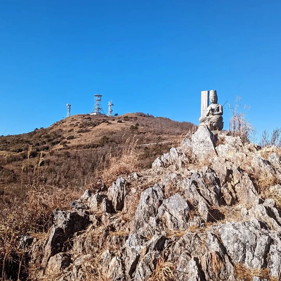 天狗の鼻から梶ヶ森を望む