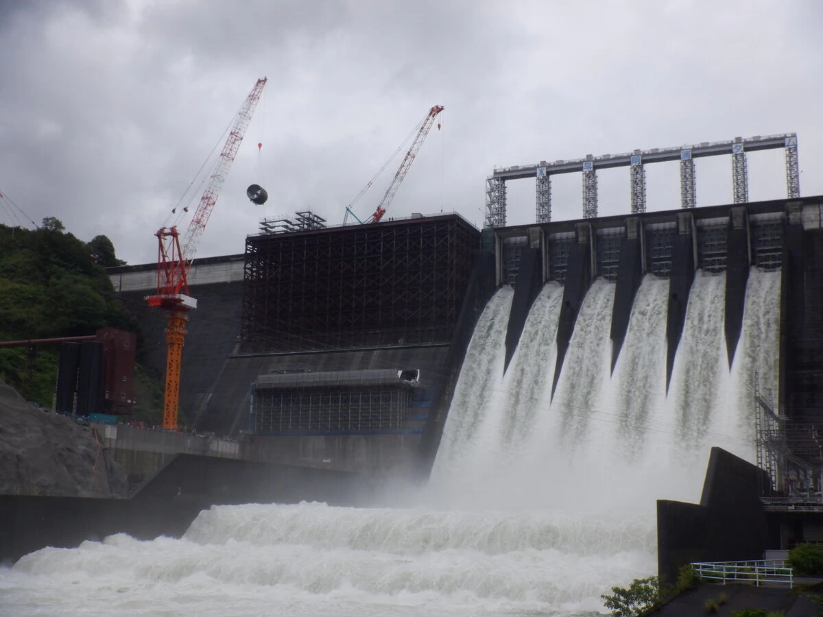 迫力あるゲート放流のようす