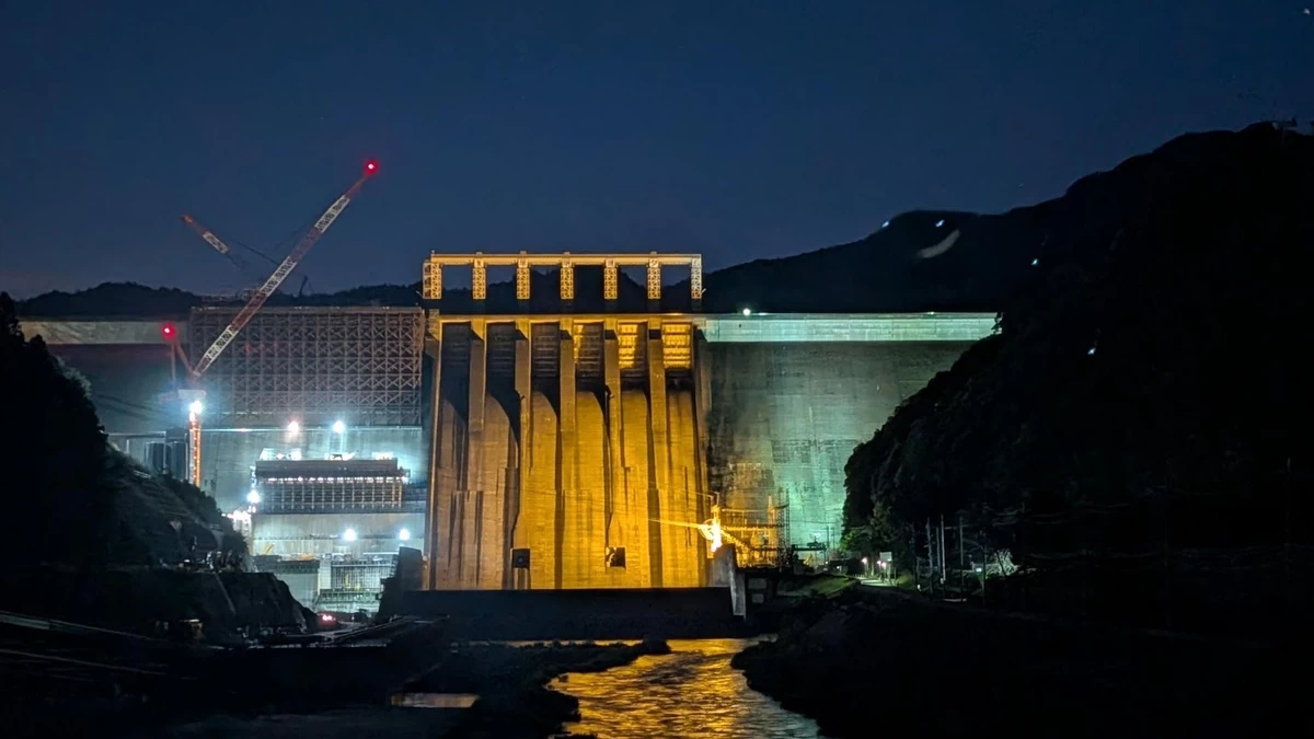 水の日（8月1日）のライトアップ風景