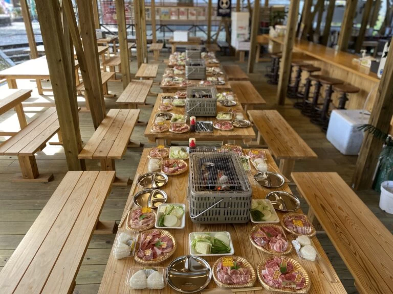 テラスで手ぶらバーベキュー。土佐あかうしセットも