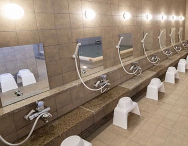 シャワーは男女別の浴槽に各14基完備