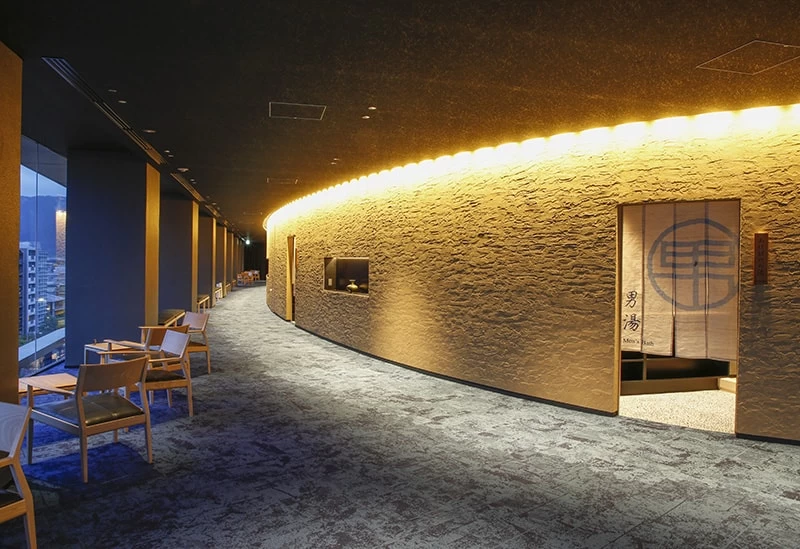 北山の夜景を眺める湯上がりラウンジ