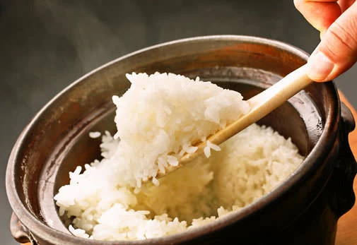 土鍋でふっくら炊いた熱々のご飯