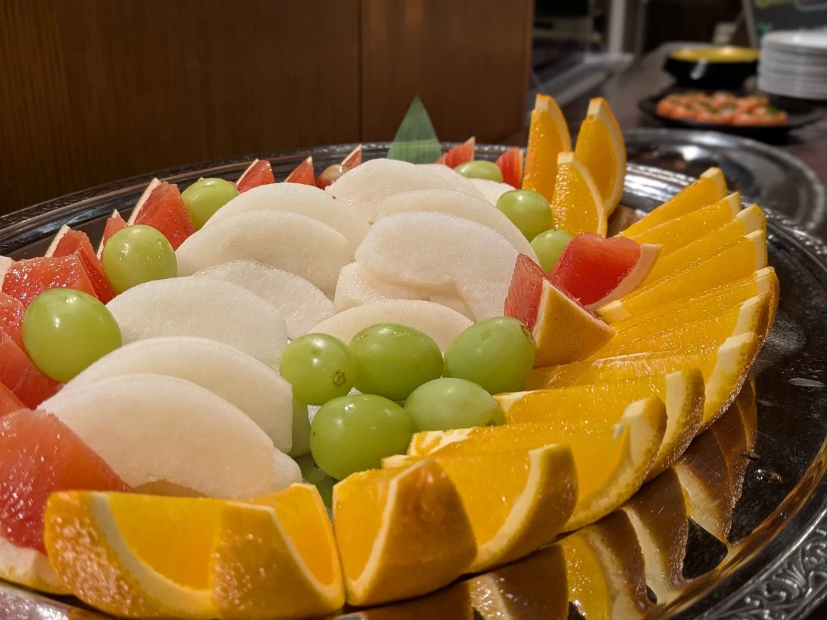 食後のデザートビュッフェ（現地にて撮影）