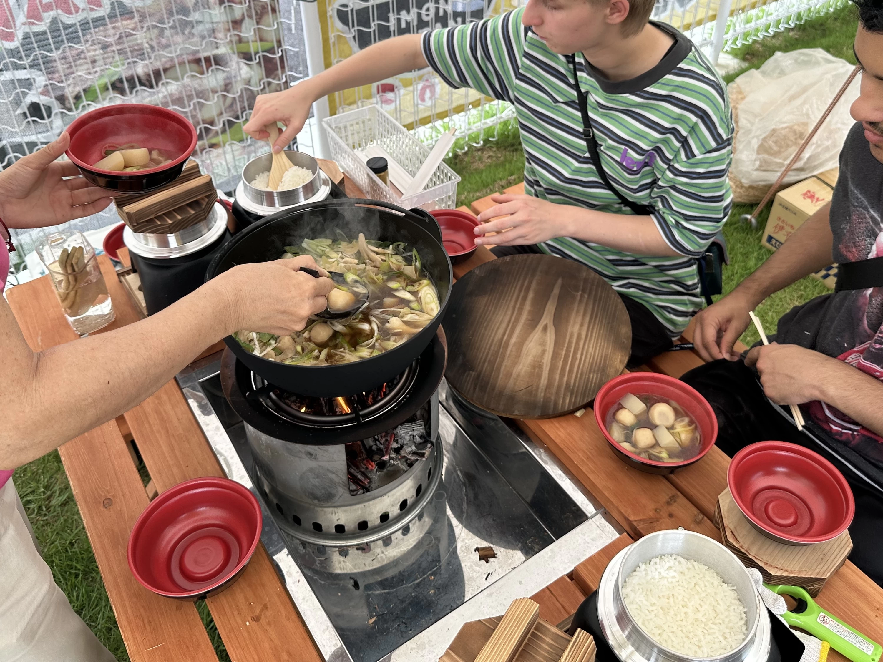 皆さんで楽しくいただくことができます（現地にて撮影）