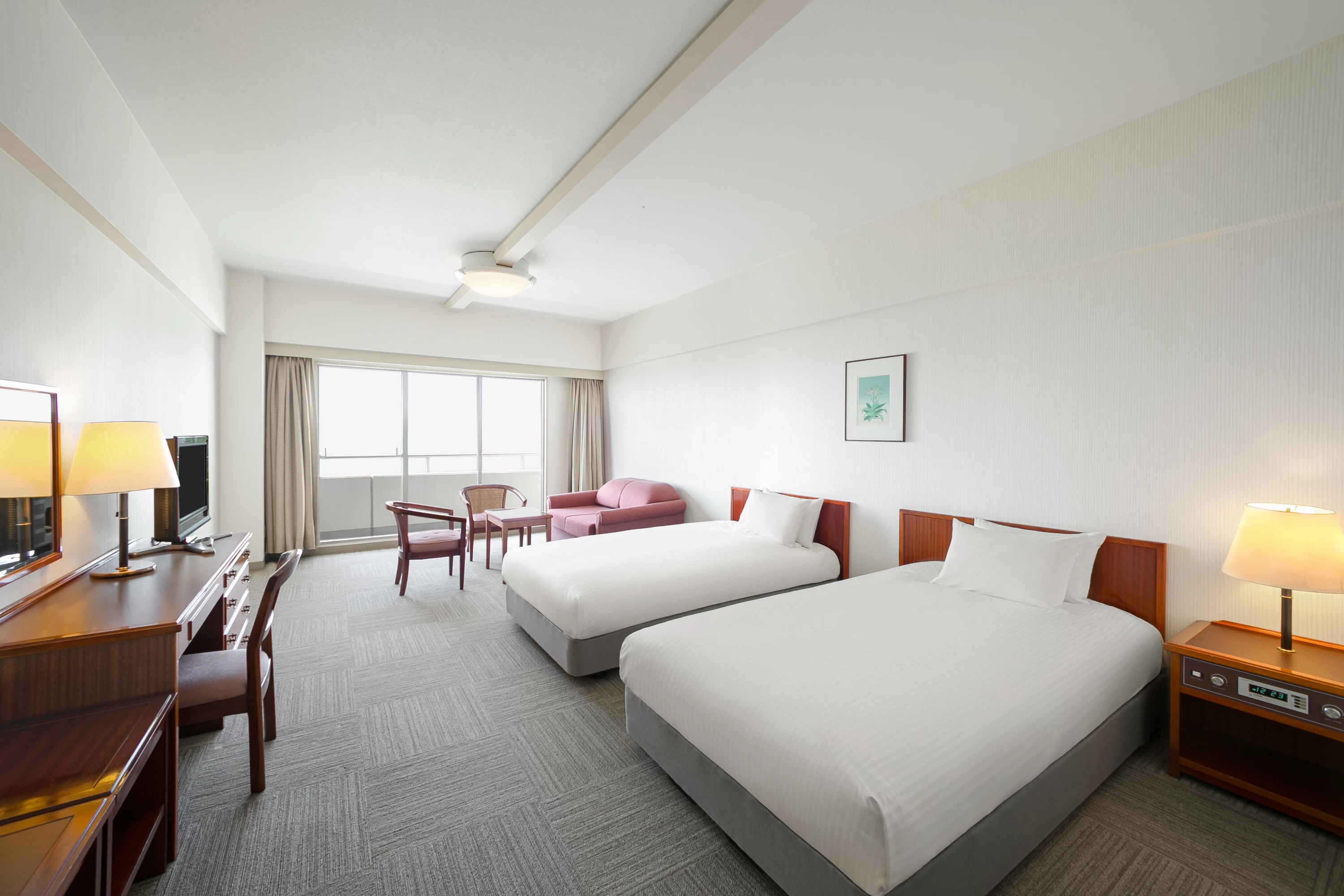 ゆったり設計のお部屋。部屋向きによっては海が一望できます