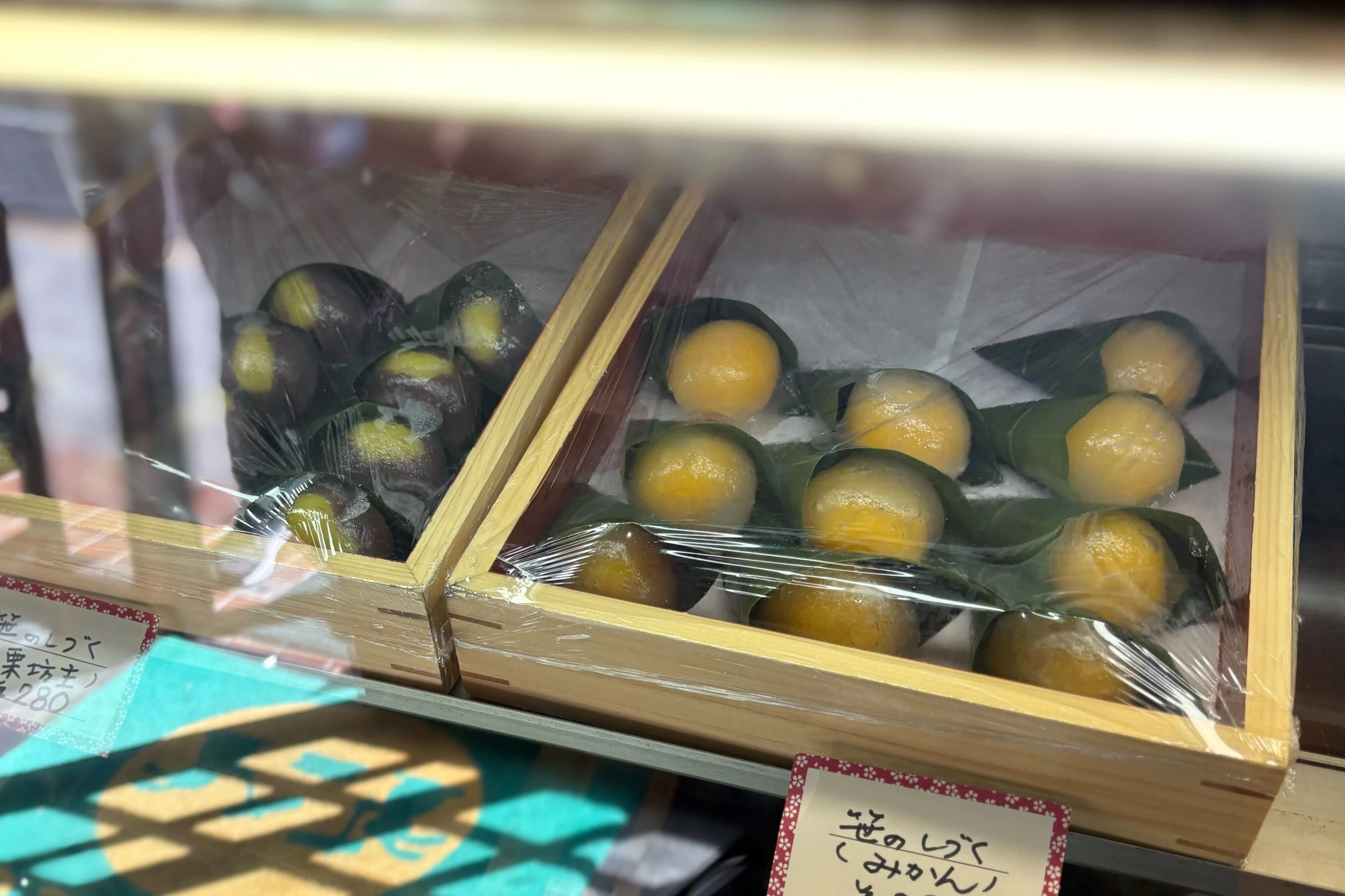 店頭には季節のお餅なども（現地にて撮影）