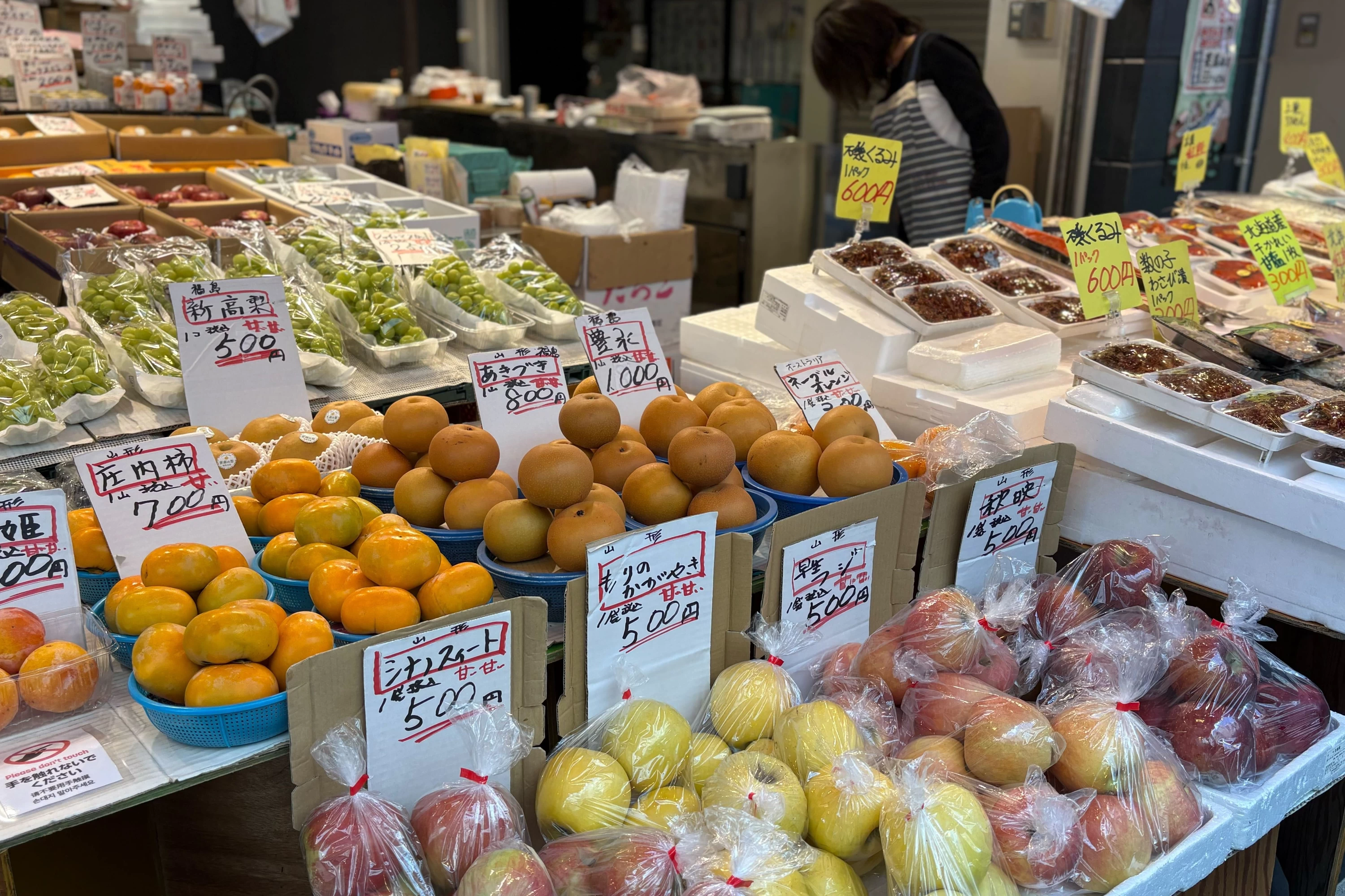 宮城県内外から旬の生鮮が並ぶ（現地にて撮影）