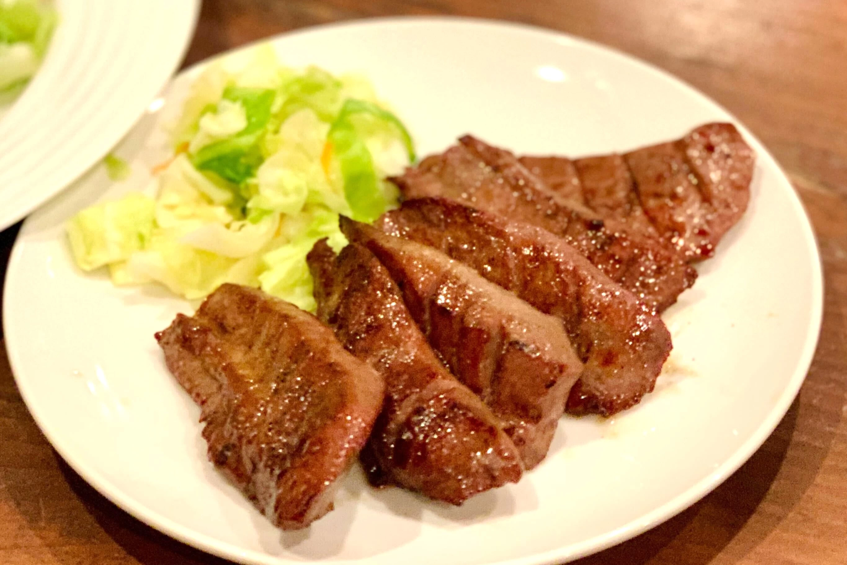 独自のカット方法による牛たん焼き（現地にて撮影）