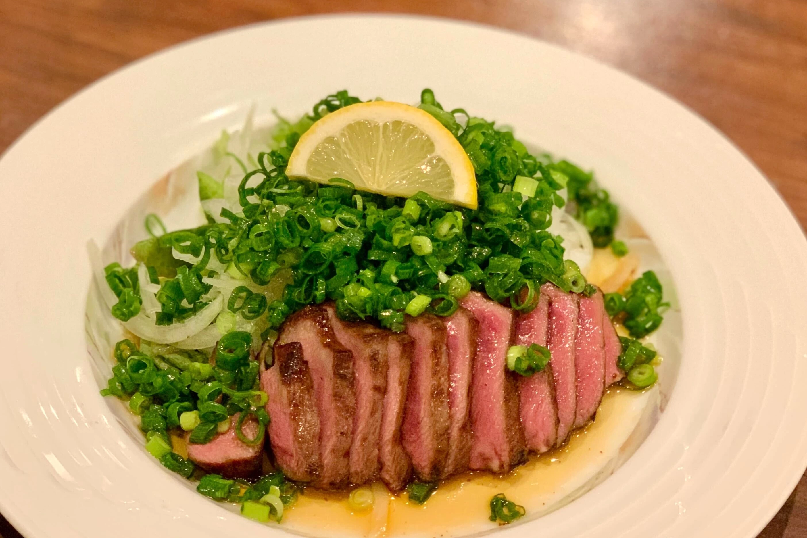 名物「牛たんのたたき」（現地にて撮影）