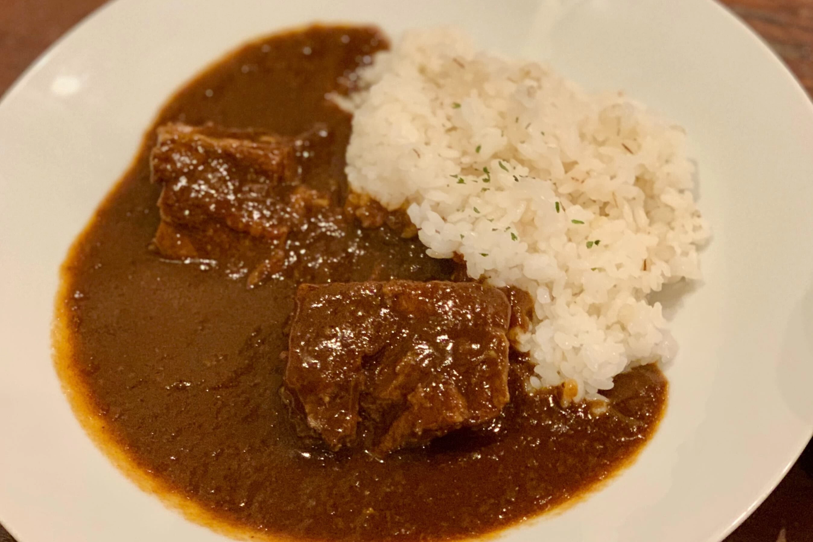 専門店のような「欧風牛たんカリー」（現地にて撮影）