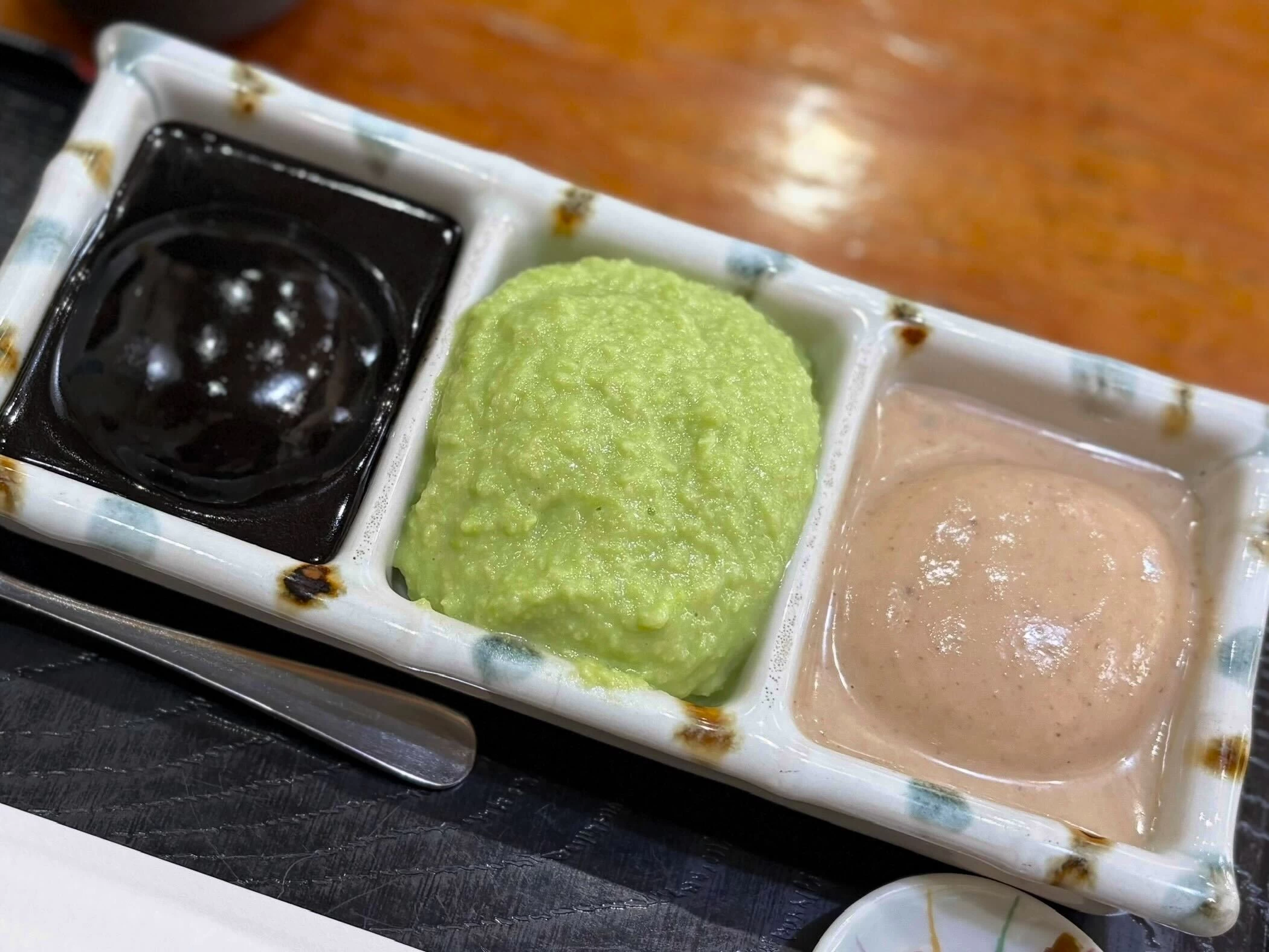 黒ごま、づんだ、くるみの三色餅が人気（現地にて撮影）