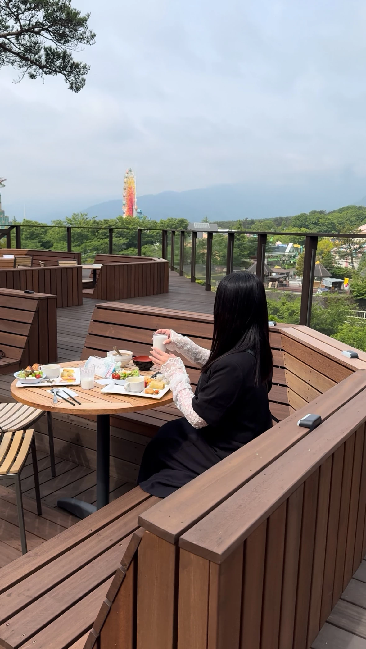 朝ごはんのバイキングをテラスで（現地にて撮影）
