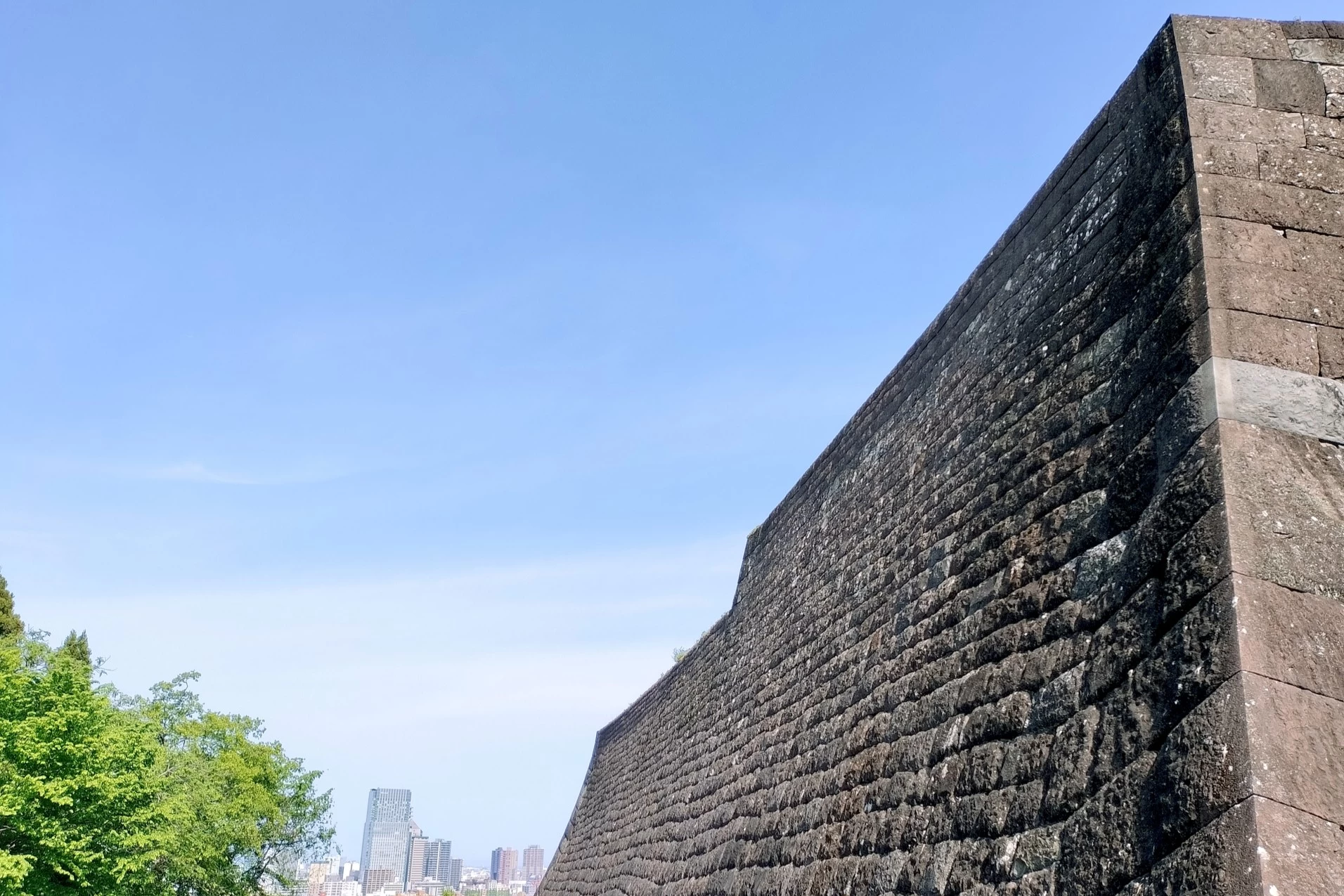 石垣が在りし日の姿を残す