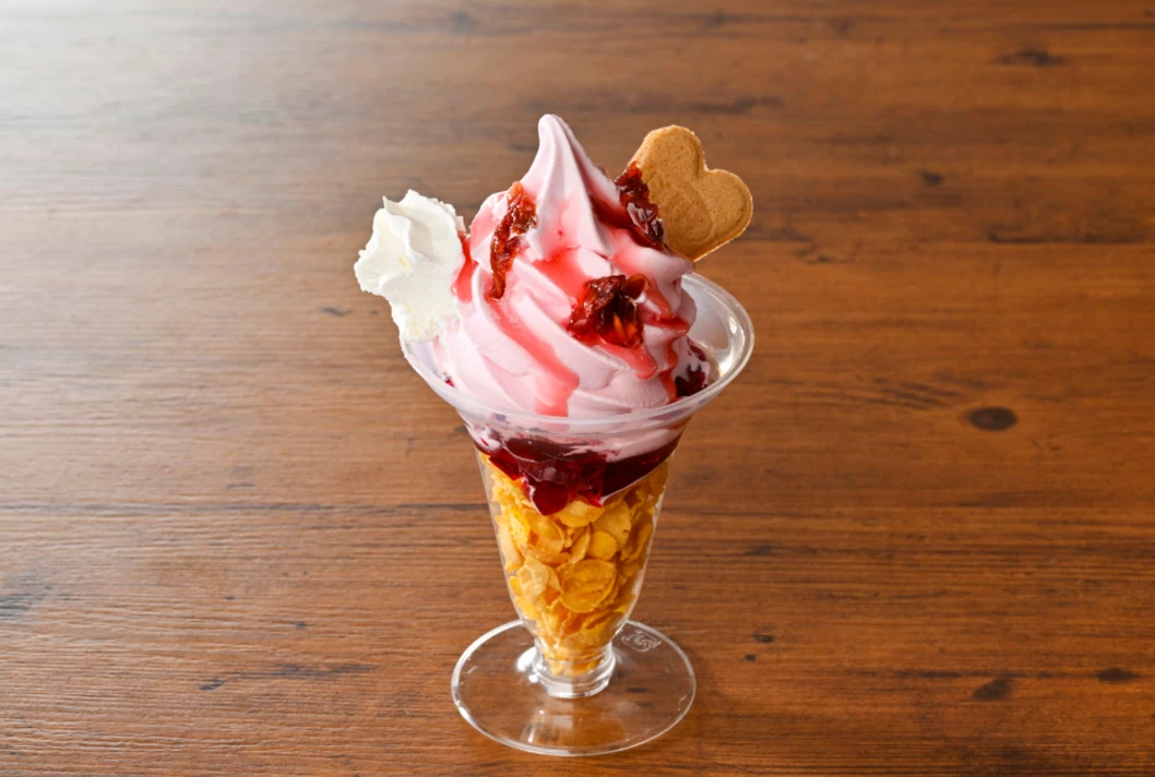 バラパフェなどのスイーツも散策の合間にいかがでしょうか