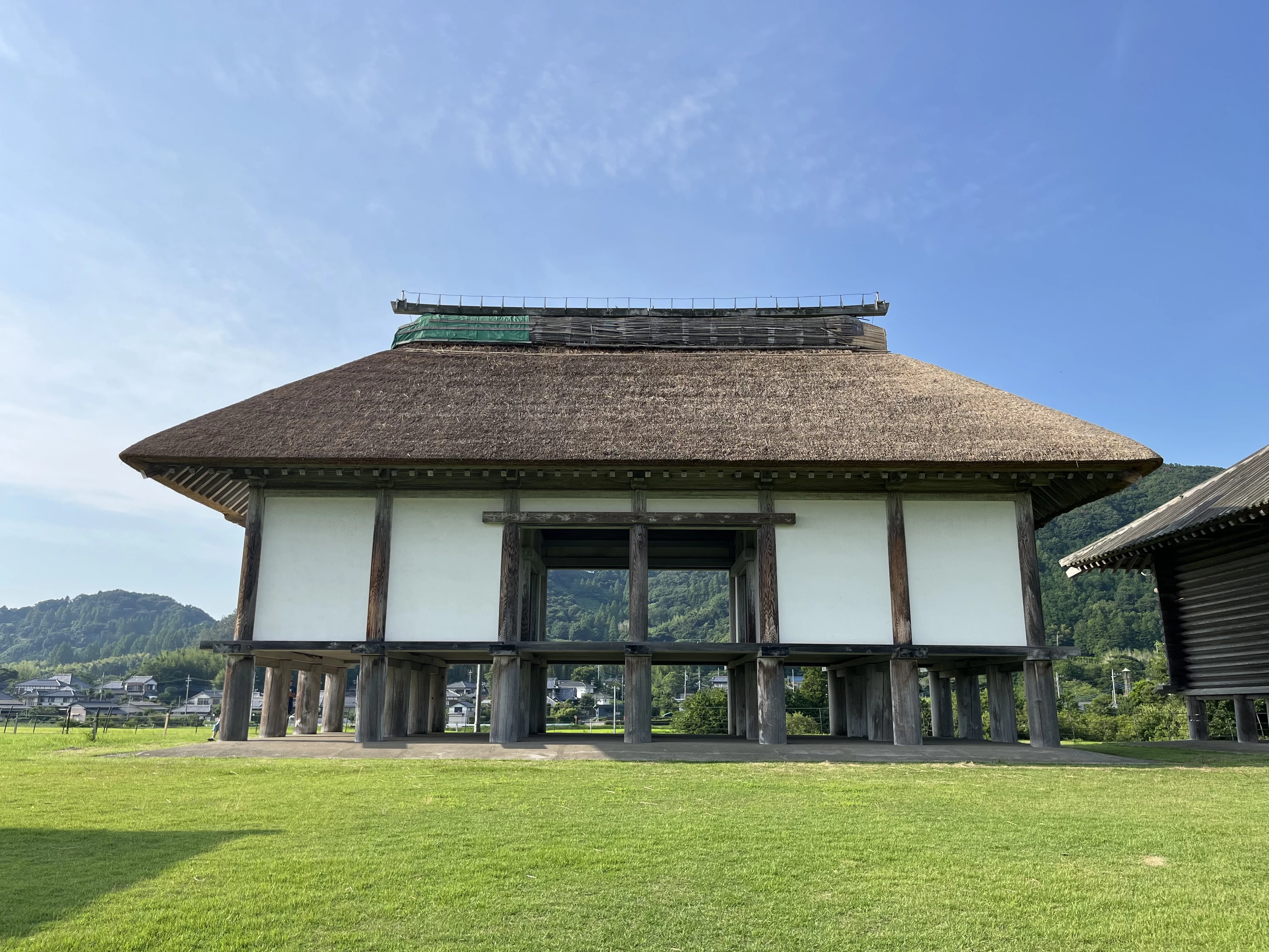 高床土壁塗双倉（現地にて撮影）