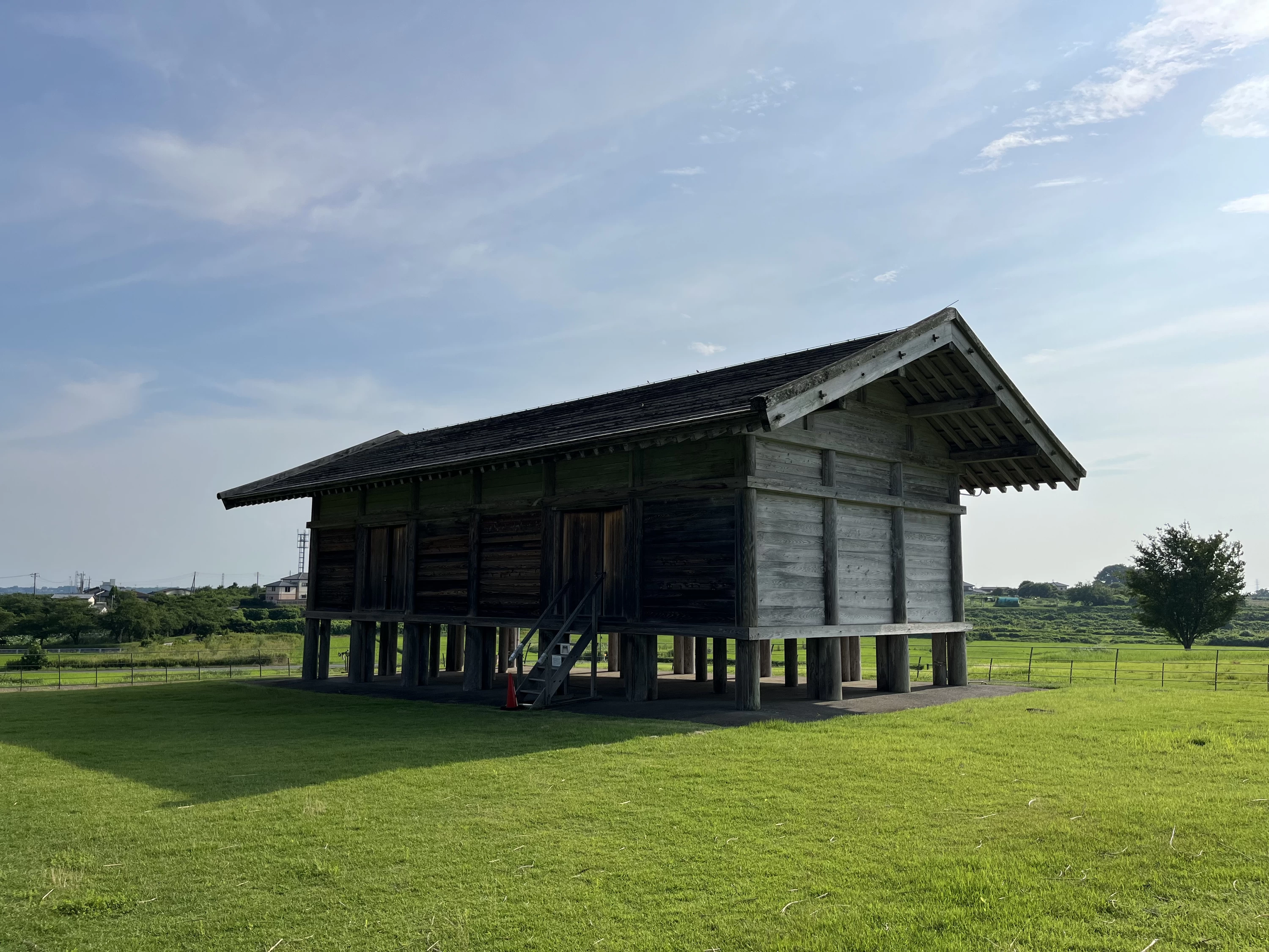 高床板倉（現地にて撮影）