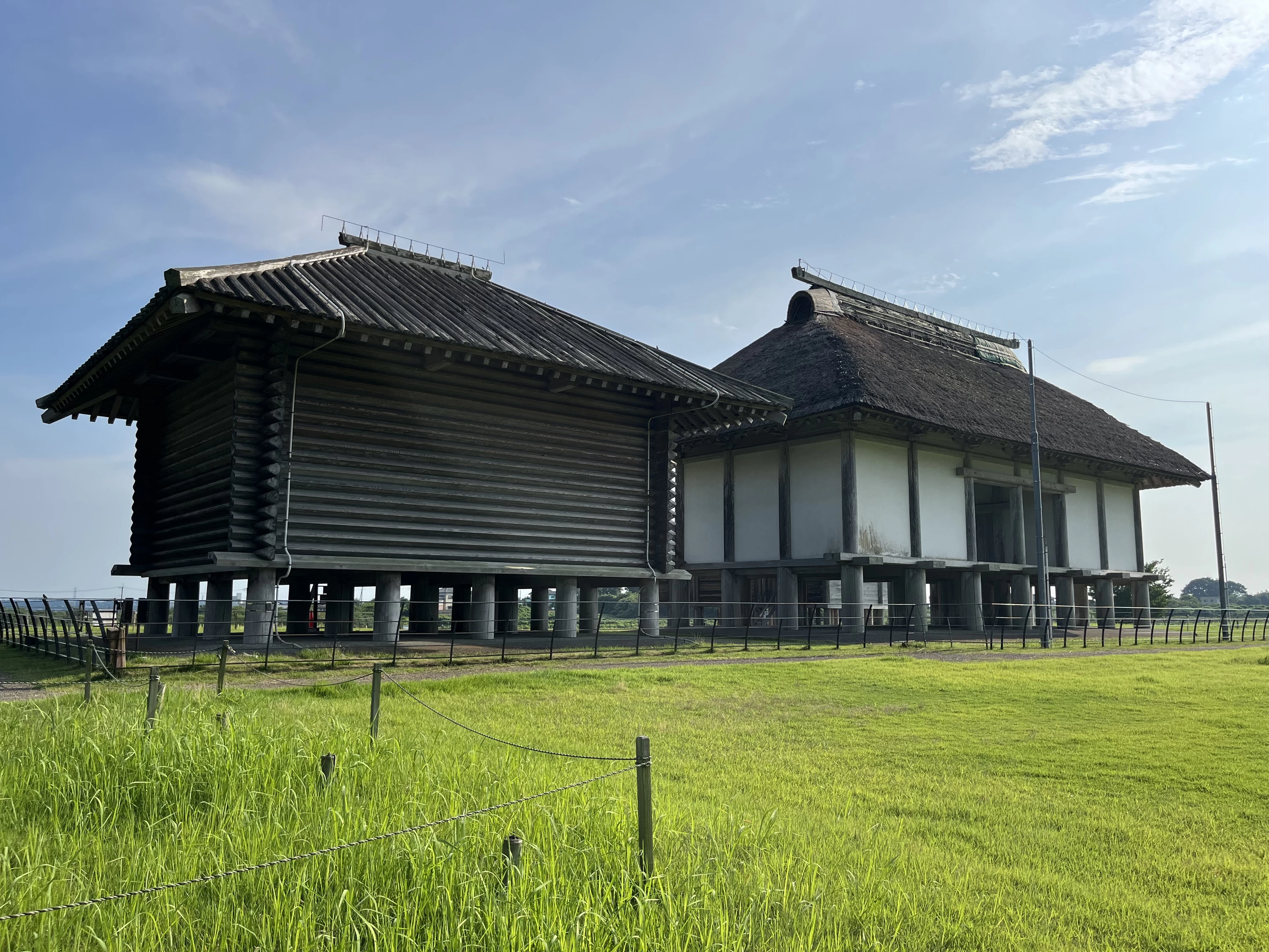 土壁塗双倉と校倉（現地にて撮影）
