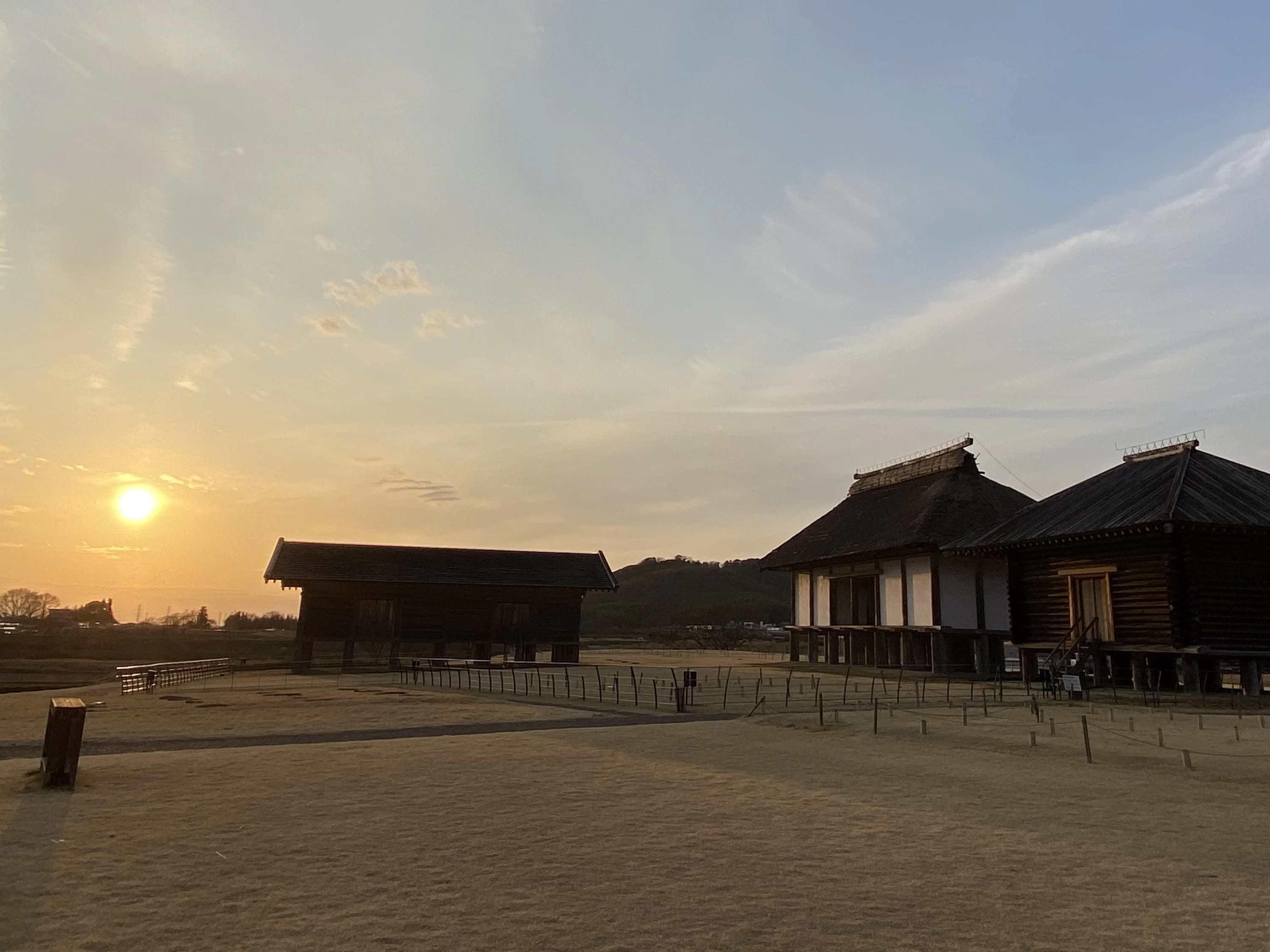 夕方の歴史的建造物等復元ゾーン（現地にて撮影）