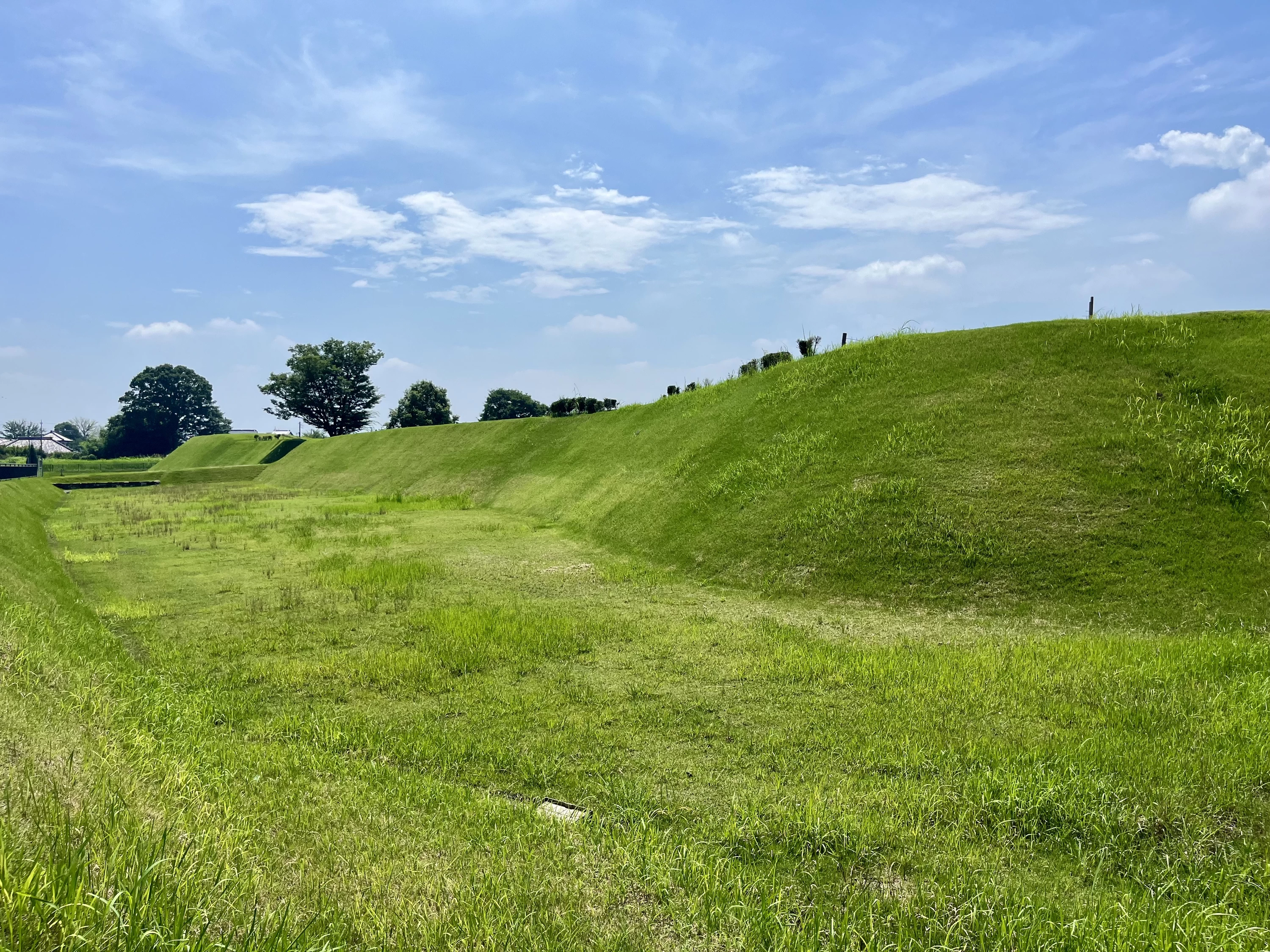 堀と土塁①（現地にて撮影）