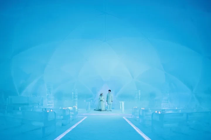 継ぎ目のない一枚氷で造られた「氷の教会」