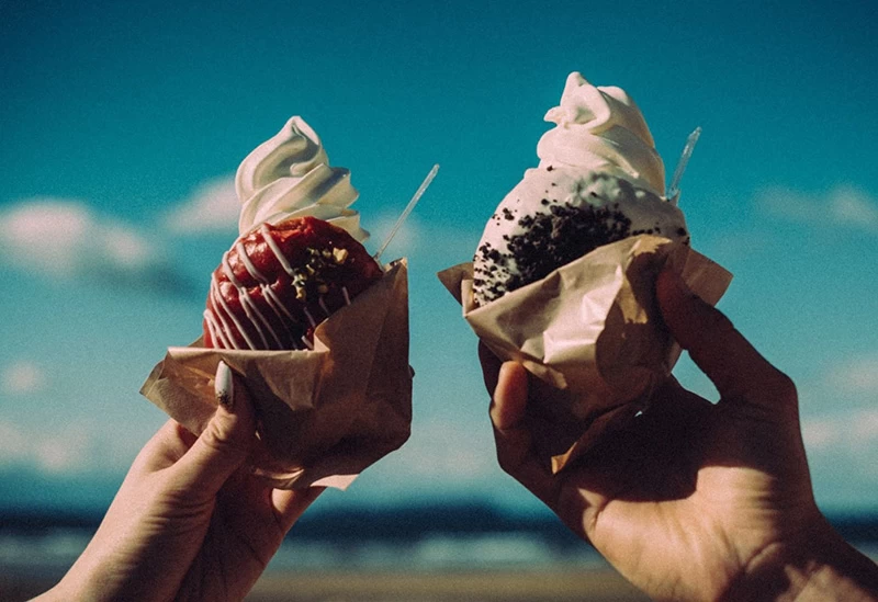お好きなドーナツに特選北海道ソフトクリームをサンド