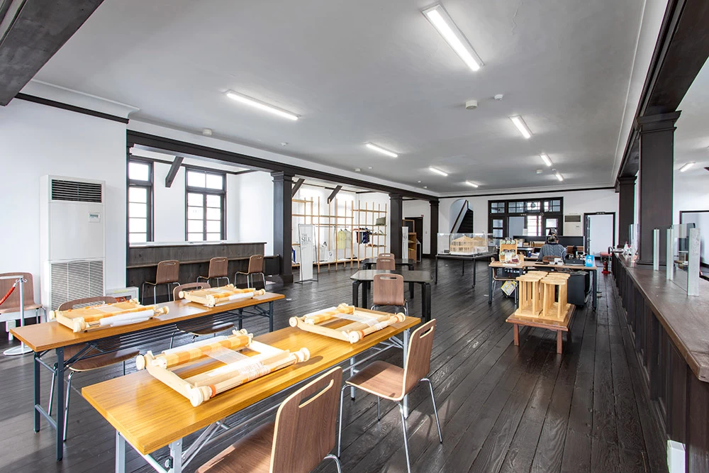 １階には観光協会の拠点や体験スペースがある