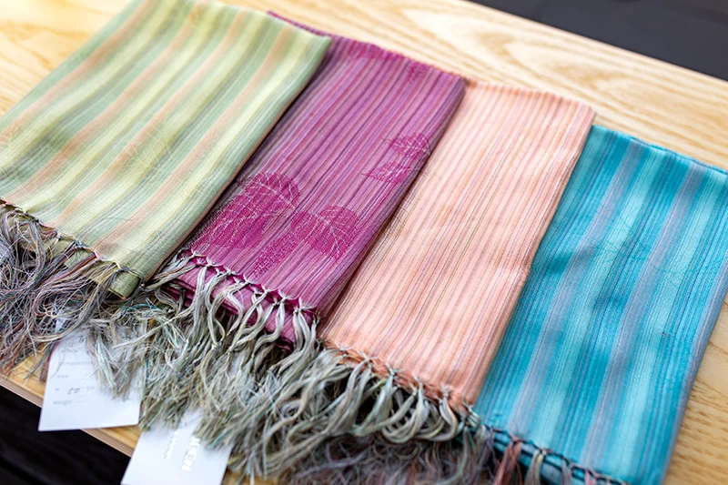 シルクブランド製品の展示・販売も行われている