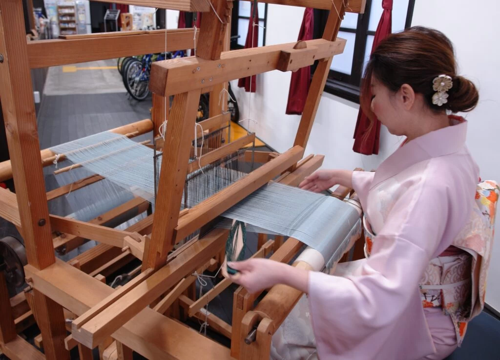 本格的な「高機」で織物体験