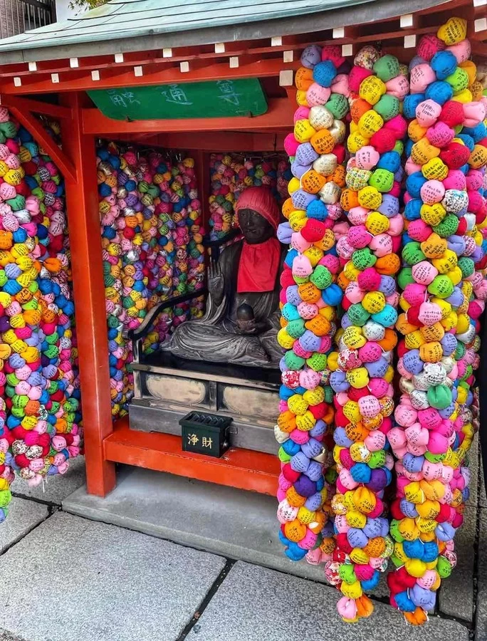 くくり猿に、願い・名前・年月日を書き奉納を