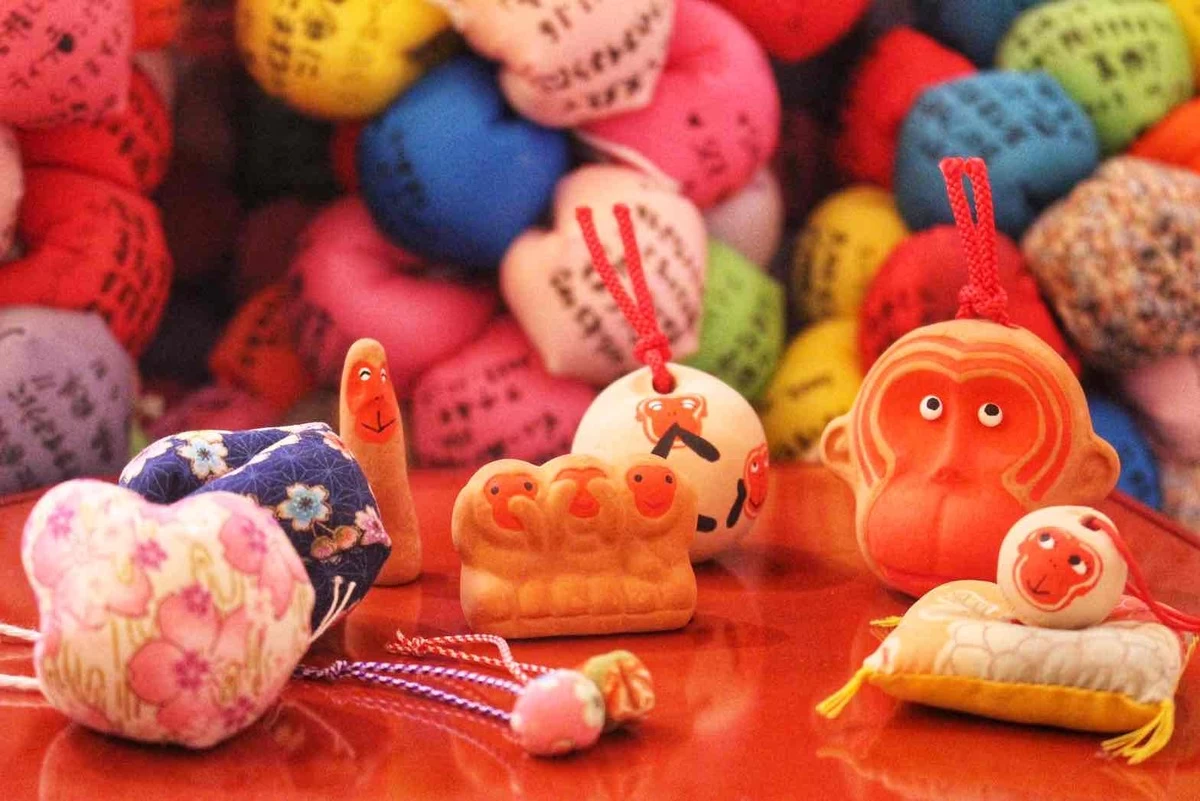 土鈴の開運守り「顔猿」など、個性豊かな授与品