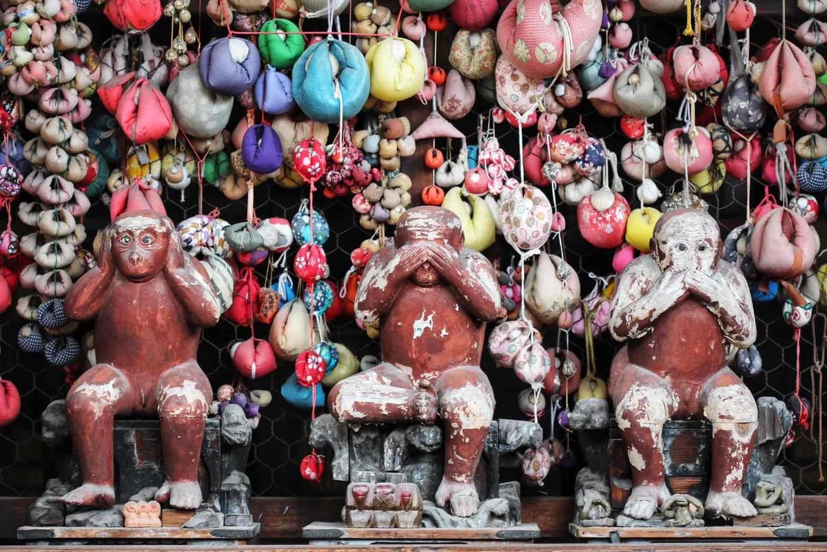 見ざる・言わざる・聞かざるの三猿。境内にはほかにも...