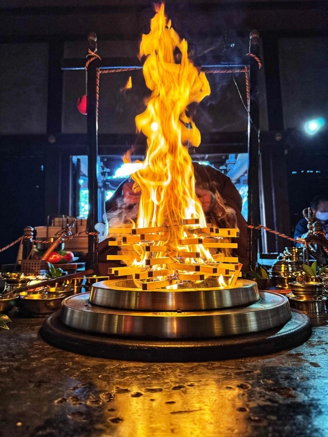 庚申日には護摩祈祷が行われ、気軽に参加OK