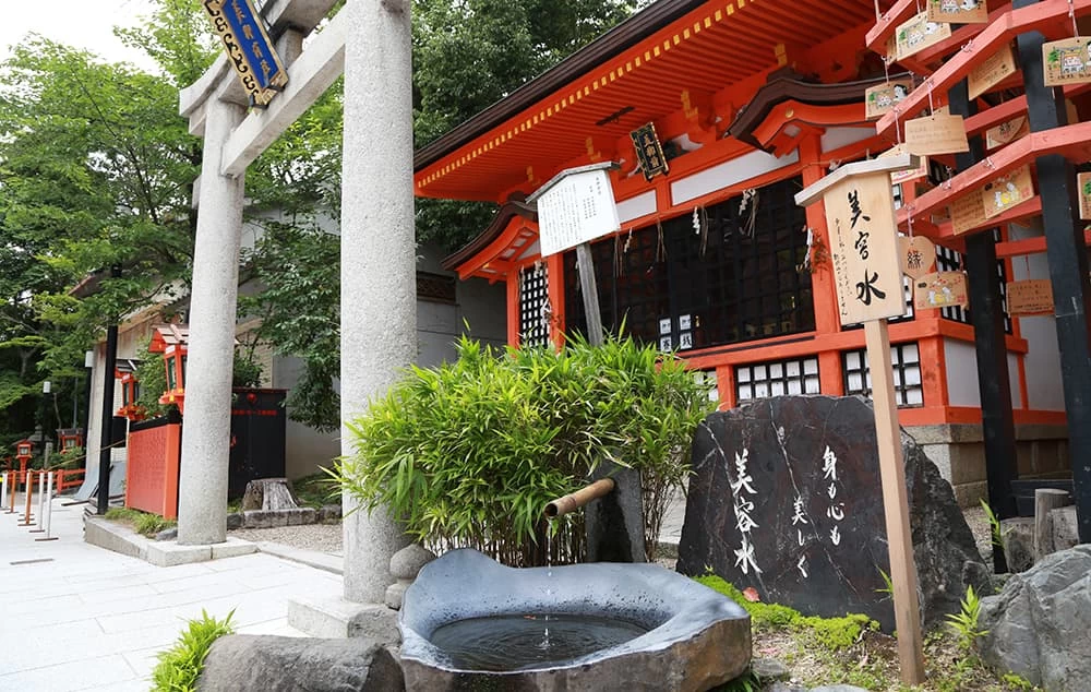 「美御前社」の脇から湧く清水「美容水」