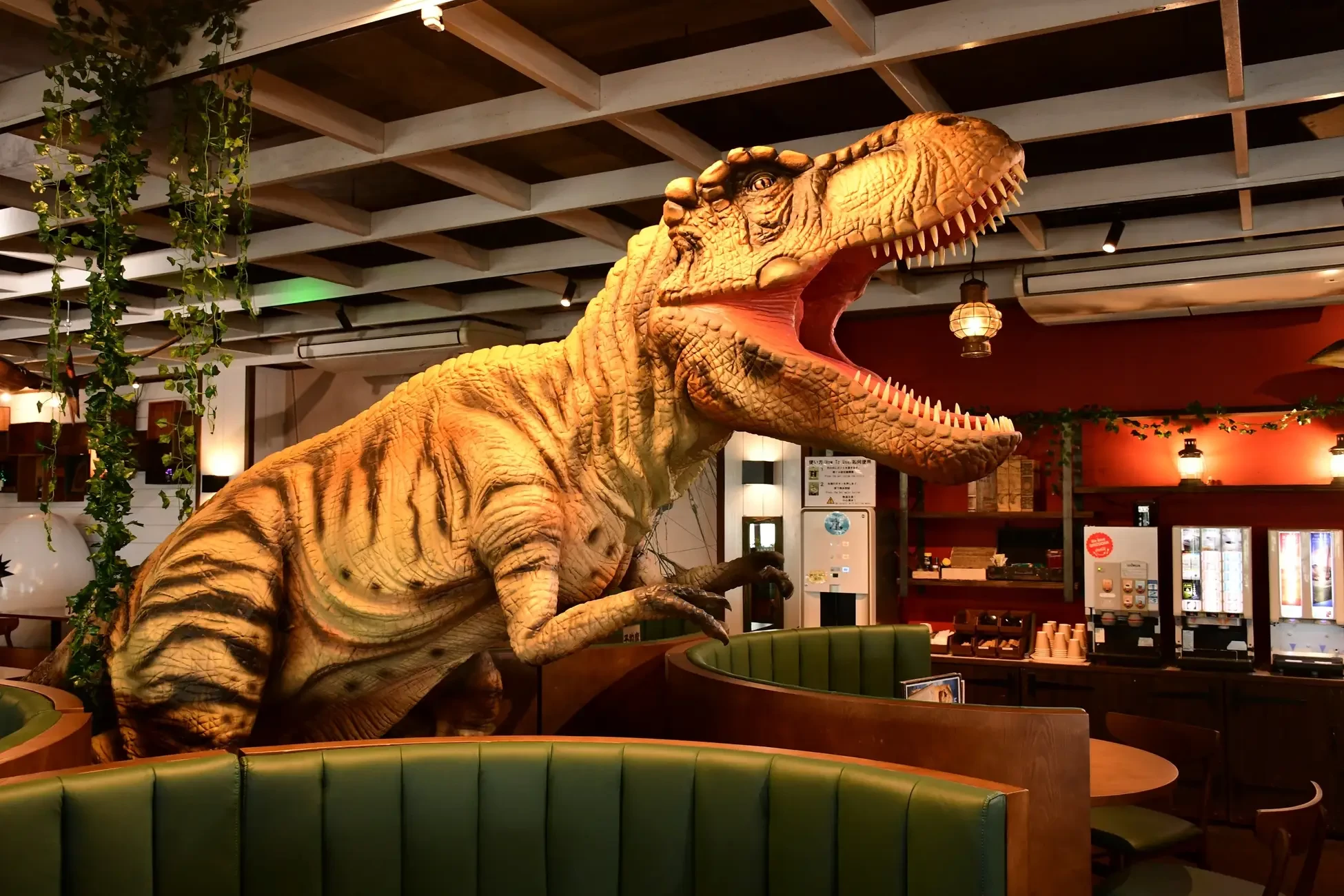 恐竜が占拠する体感型レストランが登場！