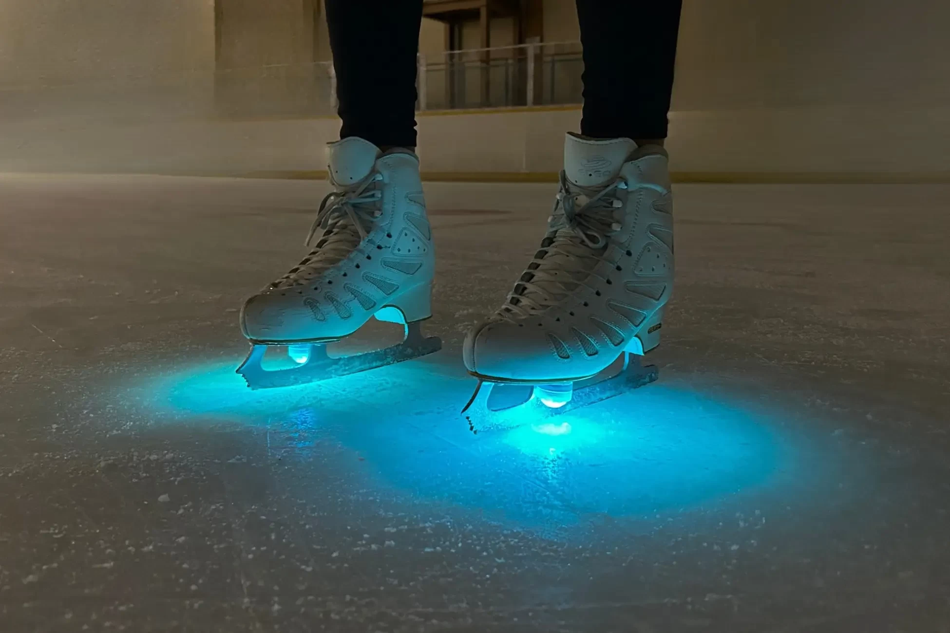 滑走を彩る、光のスケート靴「スターライトシューズ」