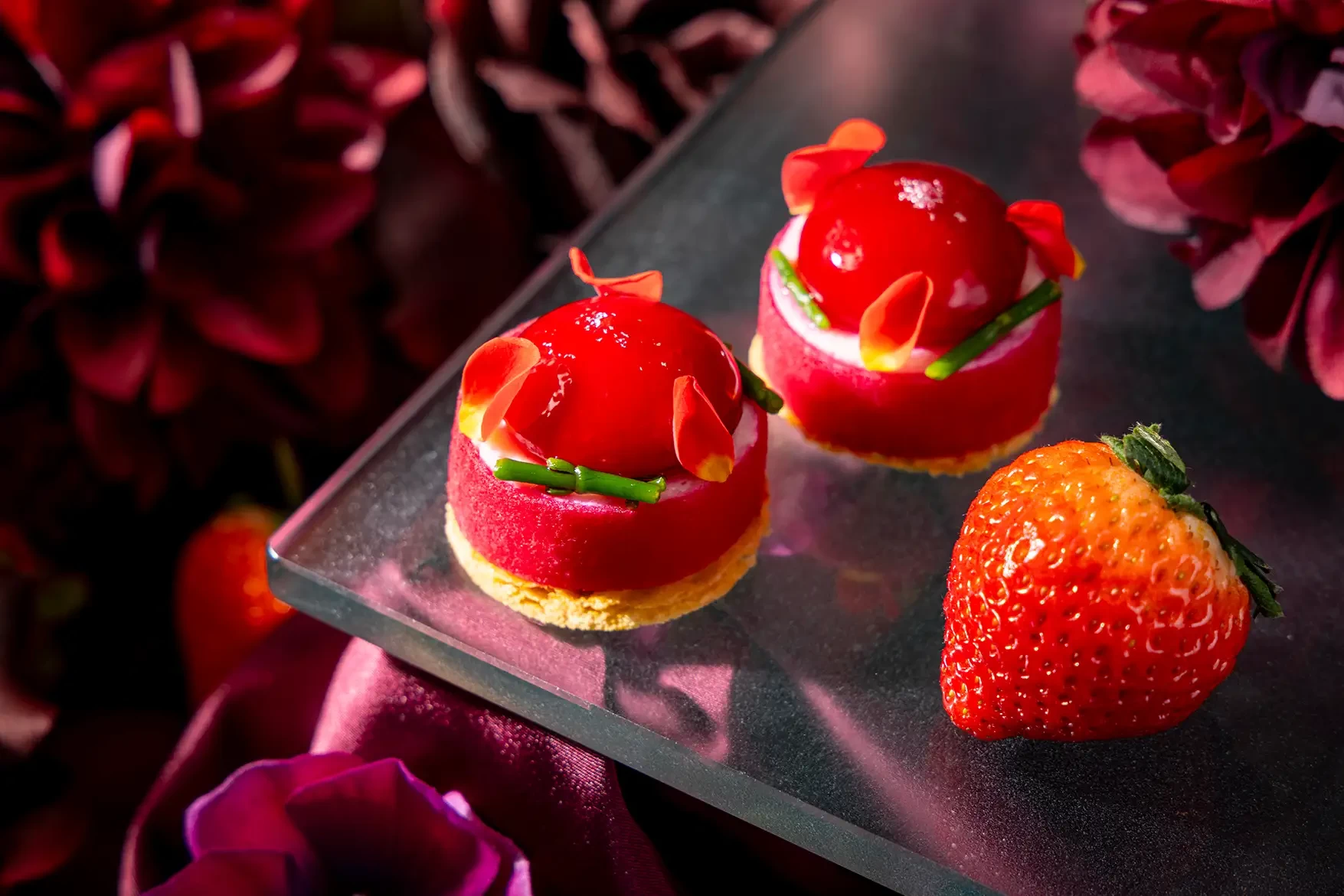 帆立のムースとココナッツカレーのボンボン　バラを添えて