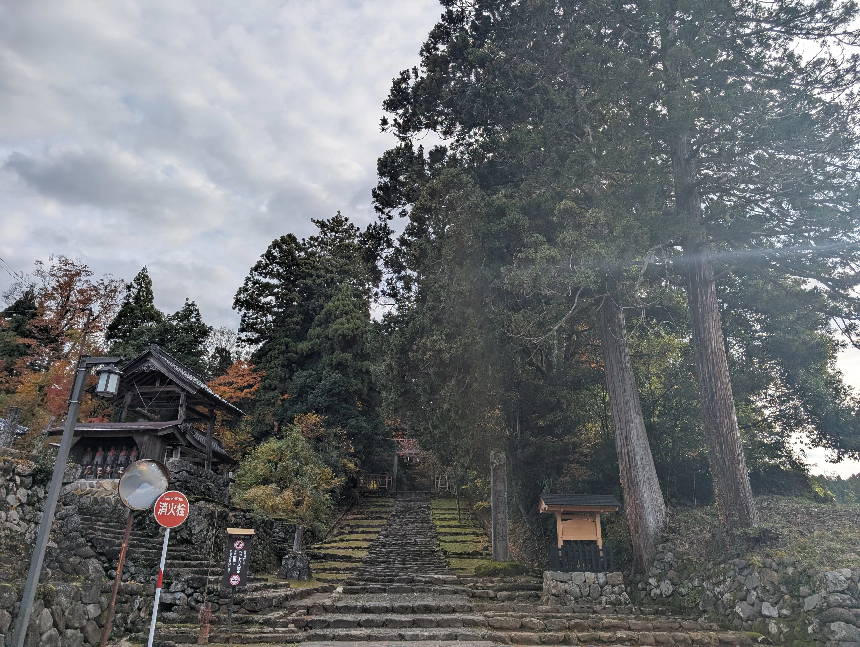 境内入り口付近（現地にて撮影）