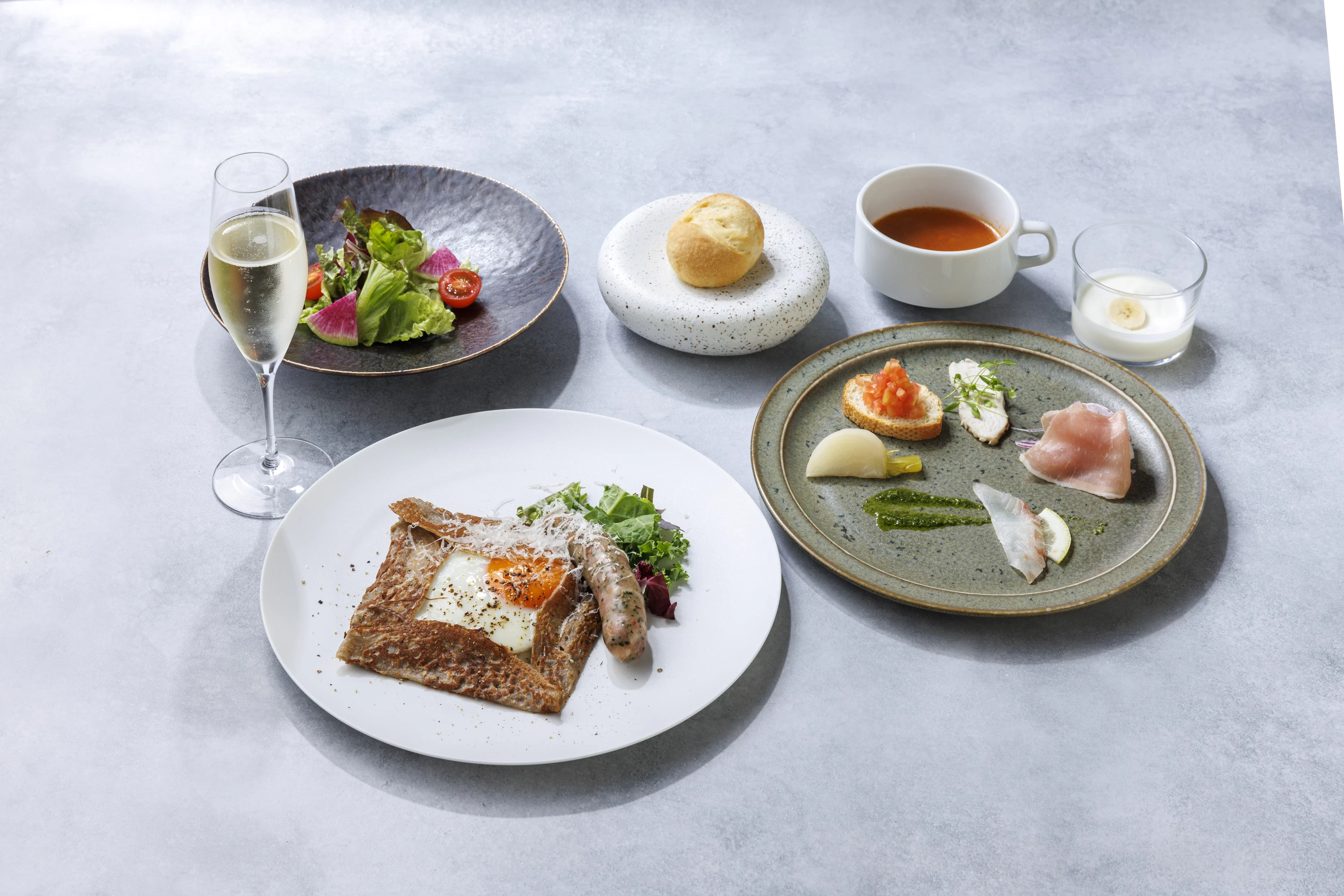 腰越産しらす、鎌倉ソーセージ、ポテト＆ベーコンの3種類から