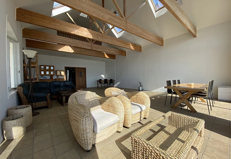 開放的でラグジュアリーなリビングルーム