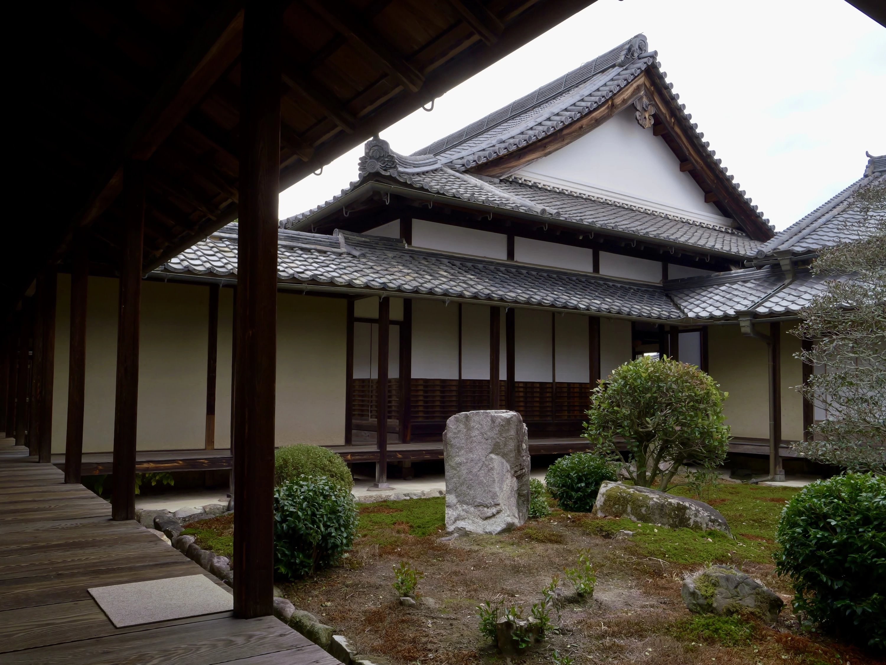 中庭（現地にて撮影）