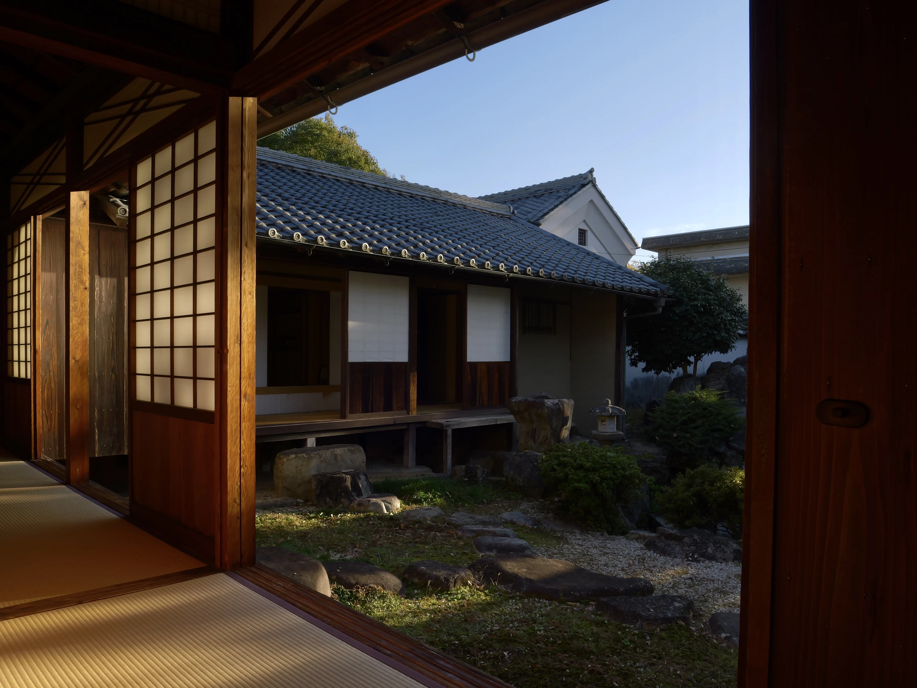 縁側と中庭（現地にて撮影）