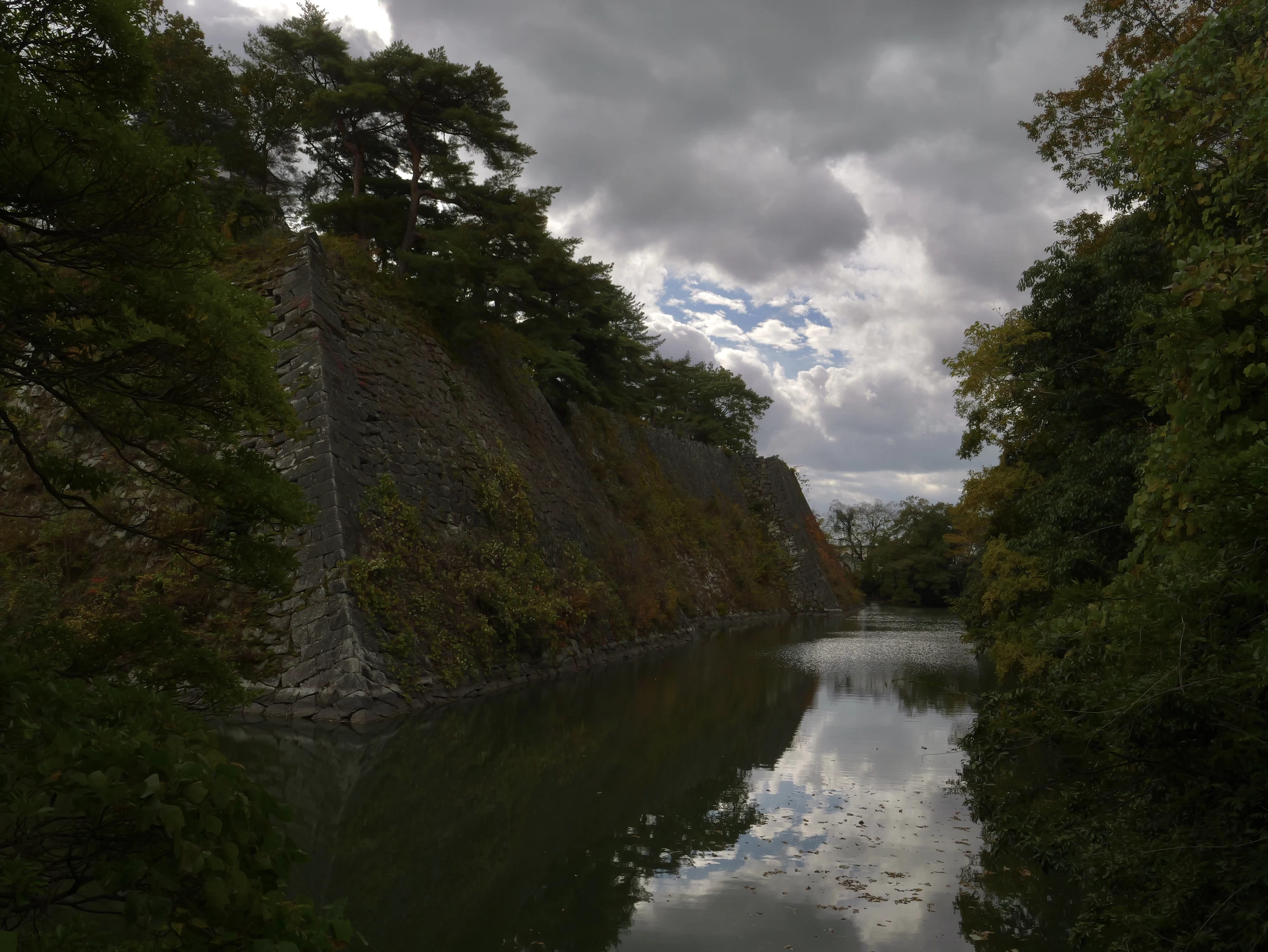 高石垣と水堀（現地にて撮影）