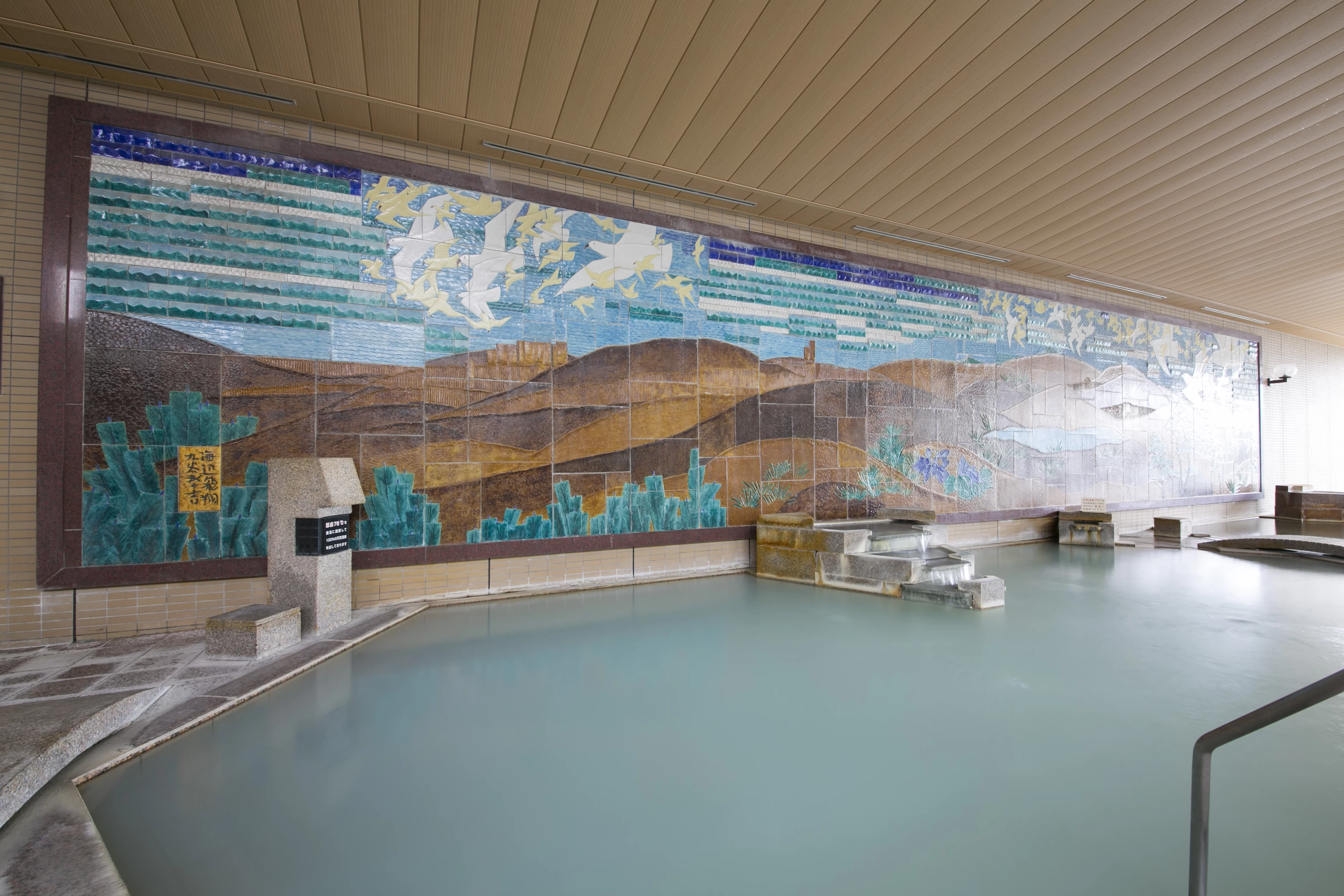 宿泊者専用の大浴場「壁画大浴殿」